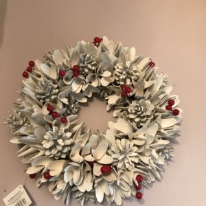 Guirlande de Noël en bois peint blanc et baies rouges