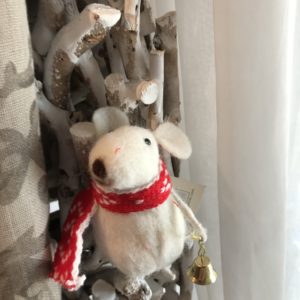 Petite souris blanche en foulard rouge et blanc avec sonnette