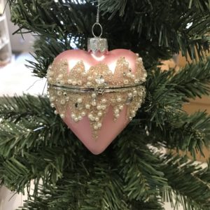 Coeur rose décoré de perles en verre